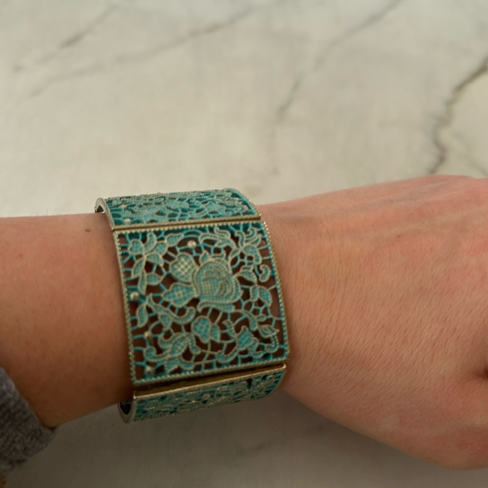 Stretch bracelet in teal and gold